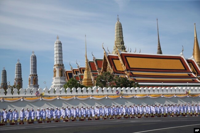 Thai officer stand outside Grand Palace in Bangkok, May 4, 2019.