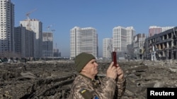 Vue générale du site d'un centre commercial après des bombardements alors que l'invasion russe de l'Ukraine se poursuit, à Kiev, Ukraine le 21 mars 2022. (Reuters/Marko Djurica)