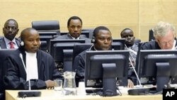 William Ruto, (kushoto nyuma) Henry Kosgey, (katikati nyuma), na Joshua Sang, (kulia) mbele ya mahakama ya Kimataifa ya Uhalifu ICC Aprili 7, 2011