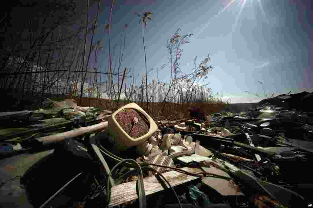 Beberapa obyek tsunami 11 Maret 2011 masih bertahan di Rikuzentakata, Prefektur Iwate, Jepang timur laut.&nbsp;(AP/Eugene Hoshiko)