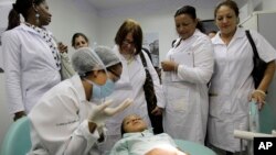 La exportación de servicios médicos cubanos, que se extienden a unos 67 países, es una de las principales fuentes de entrada de dólares para la economía de la isla.