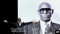 Fashion icon Dapper Dan accepts Harlem Fashion Row's Lifetime Maverick Award at the HFR fashion show and awards ceremony before the start of New York Fashion Week, Sept. 4, 2018.