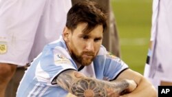 L'Argentin Lionel Messi attend la présentation des trophées après la finale du Copa America Centenario remporté par le Chili, dimanche 26 juin 2016, à East Rutherford, New Jersey, Etats-Unis.