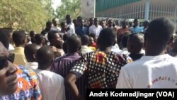 Les étudiants tchadiens réunis devant leur faculté pour demander la libération de leurs camarades emprisonnés, à N'Djamena, au Tchad, le 1 mars 2017. (VOA/André Kodmadjingar)