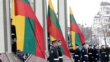 Почетный караул Литовской армии на церемонии поднятия флага во время празднования Дня защитников свободы в Вильнюсе 13 января 2011 года. Архивное фото.