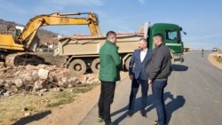 Ministar za zajednice i povratak u Vladi Kosova Dalibor Jevtić na mestu srušene kuće porodice Menković