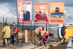 RUSSIA -- Workers constructing a new hospital for coronavirus patients outside the village of Golokhvastovo, some 60 kilometers southwest from the center of Moscow, April 20, 2020