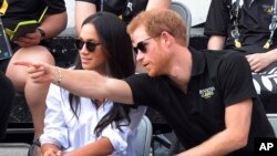 En una declaración sorprendente, el príncipe británico Harry y su esposa, Meghan, dijeron que planean "dar un paso atrás" como miembros de la familia real y "trabajar para ser financieramente independientes".