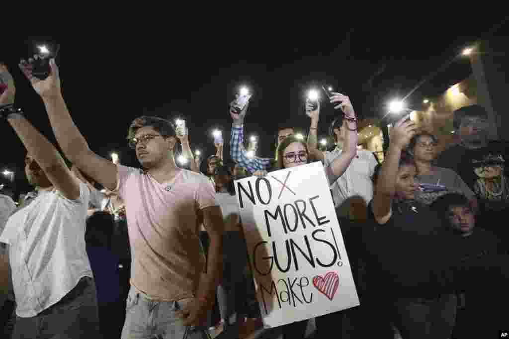 Personas reunidas en Juárez, México, el sábado 3 de agosto de 2019, en una vigilia por los 3 ciudadanos mexicanos que fueron asesinados en un tiroteo en un complejo comercial de El Paso.&nbsp;&nbsp;(AP Photo/Christian Chavez)