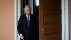 El líder de la mayoría republicana del Senado, Mitch McConnell, se opone a la medida para limitar los poderes de guerra del presidente Donald Trump.