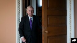 McConnell se ha mantenido esquivo sobre las preguntas de si las acciones de Trump, al presionar al presidente ucraniano Volodymyr Zelenskiy para que anunciara una investigación al rival político Joe Biden, eran inapropiadas. 