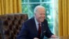 Presiden AS, Washington, AS Joe Biden tersenyum setelah menandatangani perintah eksekutif yang memperkuat akses ke perawatan kesehatan yang terjangkau. (Foto: REUTERS/Kevin Lamarque)