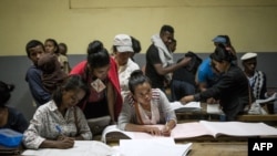 Les agents de bureaux de vote remplissent des formulaires officiels avant d’envoyer les résultats à la Commission électorale nationale indépendante (CENI) à Antananarivo le 7 novembre 2018