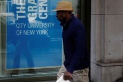 Seorang pejalan kaki berjalan melewati gedung City University of New York di New York, AS, 11 April 2017. (Foto: REUTERS/Lucas Jackson)