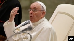 Paus Fransiskus memberikan pidato pada sebuah acara di Vatikan (foto: dok).
