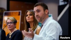 La primera dama de EE.UU., Melania Trump, participa en una discusión en el Hospital de Niños Monroe Carell Jr. de la Universidad de Vanderbilt, en Nashville, Tennessee, EE.UU., el 24 de julio de 2018. REUTERS / Kevin Lamarque - 