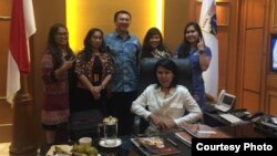 Fifi Lety Indra (depan) bersama kakaknya, Basuki Tjahaja Purnama alias Ahok (Courtesy: Fifi Lety Indra).