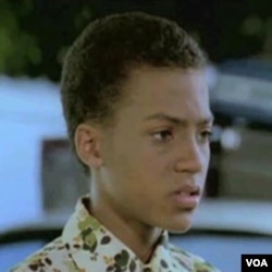 Obama muda atau 'Barry' diperankan oleh anak Amerika, Hasan Faruq Ali (12 tahun).