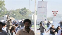 پلیس ضد شورش در حال متفرق کردن معترضان در روستایی خارج منامه پایتخت بحرین - ۱۴ فوریه ۲۰۱۱