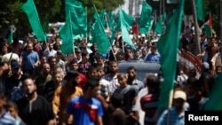 Warga Palestina di Jalur Gaza melakukan aksi unjuk rasa untuk mendukung Hamas hari Kamis (7/8).