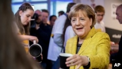 جرمنی کی چانسلر اینگلا مرکل اپنے انتخابی کارکنوں کے ساتھ ۔ وہ چوتھی بار اپنے عہدے کے لیے منتخب ہوئیں ہیں۔ ستمبر 2017