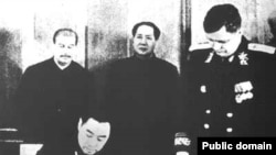 1950年《中苏友好同盟互助条约》在莫斯科签字，斯大林和毛泽东参加仪式，周恩来代表中方签署。中国和俄罗斯的前身苏联曾是盟国。（中国老照片）