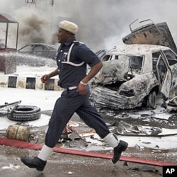Membre d"une équipe d'urgence en mouvement après un attentat à Abuja