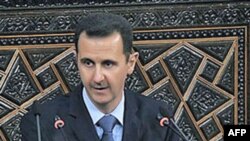 Tổng thống Syria Bashar al-Assad (hình trên) cũng kêu gọi các biện pháp cải cách khác, kể cả việc thành lập một ủy ban để nghiên cứu khả năng tháo dỡ luật khẩn cấp