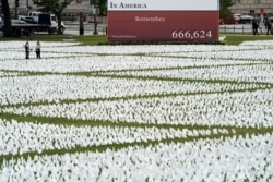 Pameran seni bendera putih yang mewakili jumlah warga AS yang telah meninggal karena COVID-19, dipajang di atas 20 hektar lapangan "National Mall" di kota Washington, DC. (Foto: Reuters)