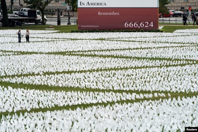 Pameran seni bendera putih yang mewakili jumlah warga AS yang telah meninggal karena COVID-19, dipajang di atas 20 hektar lapangan "National Mall" di kota Washington, DC. (Foto: Reuters)