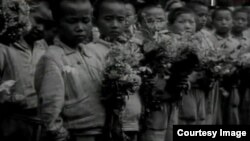 북한의 전쟁고아 이야기를 다운 폴란드 영화 “김귀덕”의 한 장면. 북한 고아들이 폴란드 기차역에 내려 환영식을 받고 있는 모습.