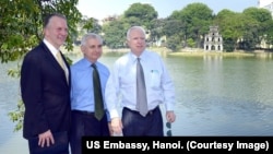 Thượng nghị sĩ John McCain trong một chuyến thăm tới Hà Nội.