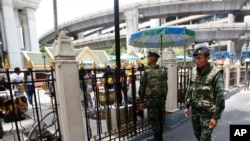 Thai soldiers walk outside the Erawan Shrine at Rajprasong intersection, the scene of last week's bombing, in Bangkok, Thailand, Aug. 24, 2015. 