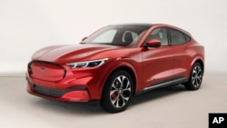 El nuevo auto, presentado en el fin de semana previo al show del automóvil de Los Ángeles, muestra el intento de Ford de ponerse en competencia con autos similares presentados ya por Tesla, General Motors y otros.