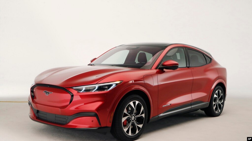 SUV Ford Mustang Mach-E baru ditampilkan di Warren, Michigan, 30 Oktober 2019. (Foto: AP)