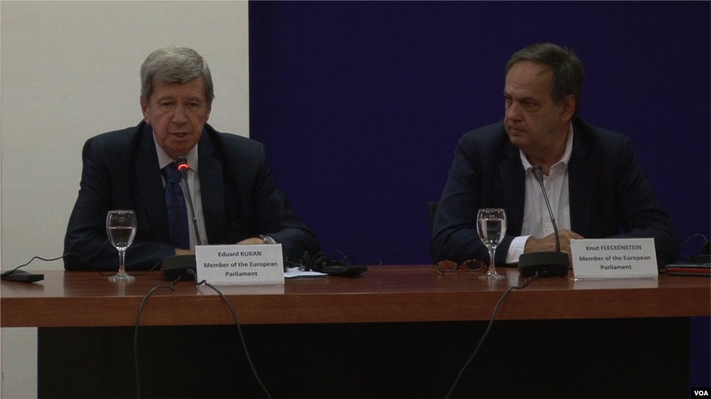 Maqedoni: Deputetët evropianë Kukan dhe Fleckenstein, thirrje për dalje në referendum