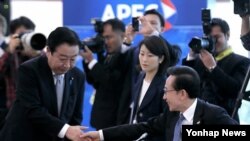 APEC 정상회의에 참석해 노다 요시히코 일본 총리와 악수를 나누는 이명박(우측) 한국 대통령