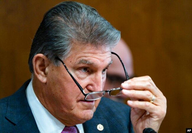 El senador Joe Manchin, demócrata por West Virginia, preside una audiencia de la Comisión Senatorial de Energía y Recursos Naturales, en el Capitolio en Washington, el 19 de octubre de 2021.