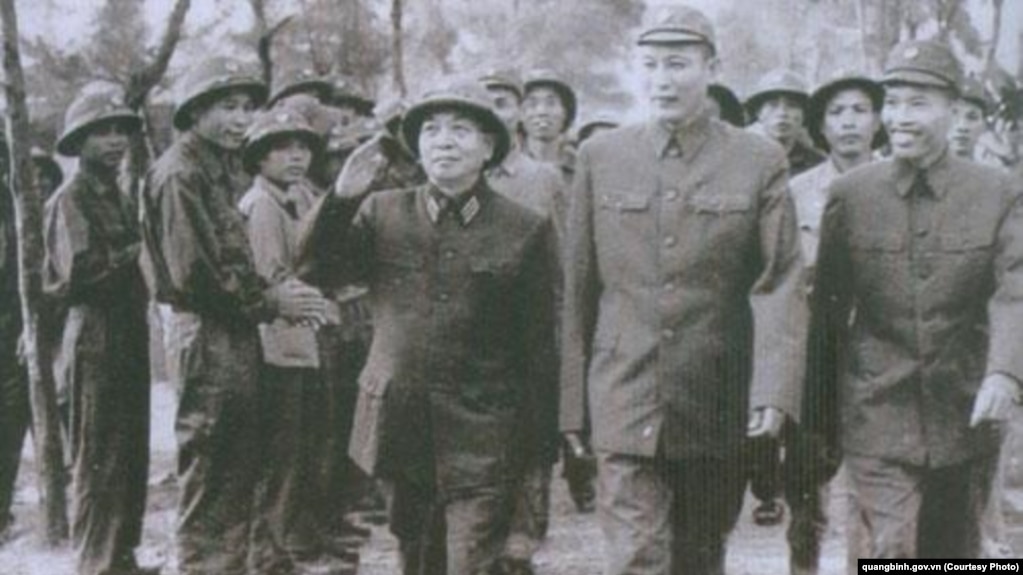 Đại tướng Võ Nguyên Giáp (trái) cùng Tư lệnh Trưởng Đồng Sỹ Nguyên (giữa) và Chính ủy Đặng Tính đến thăm bộ đội Trường Sơn vào năm 1973.