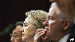 From left, Energy Secretary Steven Chu, Secretary of State Hillary Rodham Clinton, and Defense Secretary Robert Gates, testify on Capitol Hill in Washington, before the Senate Armed Services Committee hearing on the new START Treaty, 17 Jun 2010 (file pho