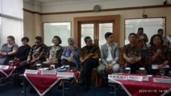 Perwakilan dari berbagai organisasi dokter saat menyampaikan bahaya rokok elektrik dan mendesak pemerintah melarang peredaran rokok tersebut di kantor Kementerian Kesehatan, di Jakarta, Rabu, 15 Januari 2020. (Foto: Sasmito Madrim/VOA)