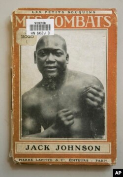 Las memorias de 1914 del boxeador estadounidense Jack Johnson "Mes Combats" (Mis peleas), en la Biblioteca Widener de la Universidad de Harvard, en Cambridge, Massachusetts. 1 de noviembre de 2007.