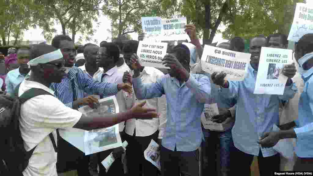 Des manifestants devant le palais de justice, Tchad, le 7 avril 2016.