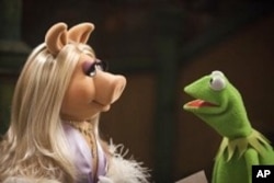 Miss Piggy and Kermit in "The Muppets"