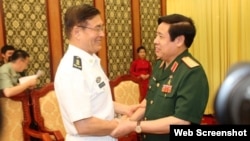 Ông Phùng Quang Thanh tươi cười nắm chặt tay Phó Tổng Tham mưu trưởng Trung Quốc, Thượng tướng Tôn Kiến Quốc. 