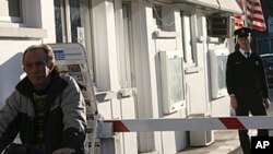 Policajac na turskoj strani Cipra (desno), na graničnom prijelazu između dvije strane otoka