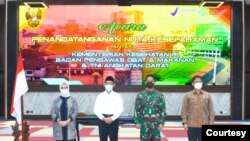 (Ki-Ka) Kepala BPOM, Menko PMK, KSAD TNI dan Menkes dalam Penandatangan Nota Kesepahaman “Penelitian Berbasis Pelayanan Sel Dendrintik” di Jakarta, Senin, 19 April 2021. (Foto: TNI).