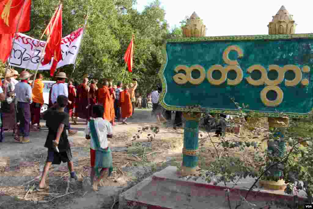 အမျိုးသားပညာရေးဥပဒေ ဆန့်ကျင်ကန့်ကွက် ခရီးရှည်ချီတက်ဆန္ဒပြ သပိတ်မှောက်ကျောင်းသားစစ်ကြောင်း သတင်းဓာတ်ပုံ-စည်သူ (VOA မြန်မာပိုင်း) 