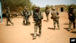 Pasukan Perancis mengamankan lokasi serangan bom bunuh diri di Gao, Mali utara (foto: dok).