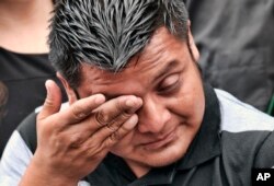 Hermelindo Che Coc, from the town of San Andres in Guatemala, wipes tears from his face during news conference prior to a required check-in with immigration enforcement authorities in downtown Los Angeles, July 10, 2018. Che Coc says his 6-year-old son feared he was dead after U.S. authorities separated the pair on the U.S.-Mexico border.